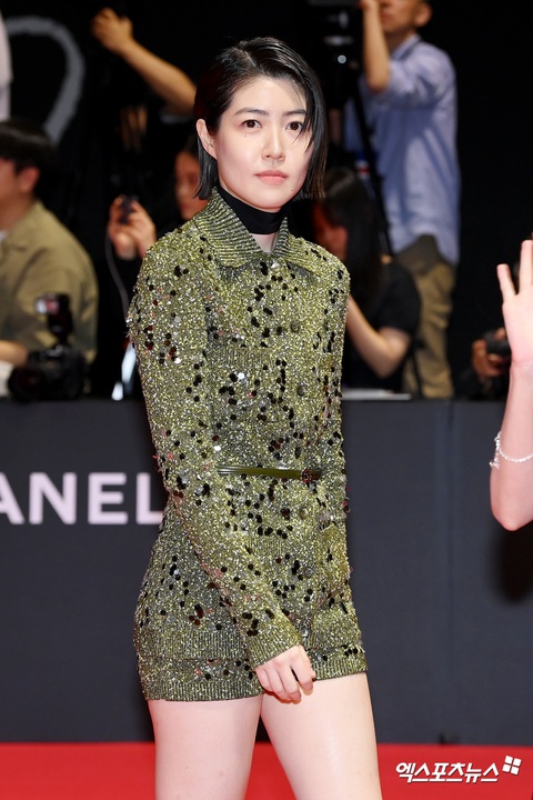 'Bỏng mắt' với outfit của Claudia Kim trên siêu thảm đỏ LHP quốc tế Busan - Ảnh 25. 'Bỏng mắt' với outfit của Claudia Kim trên siêu thảm đỏ LHP Busan - Ảnh 25.