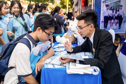 Xôn xao xét tuyển đại học bắt buộc có môn toán, nhà trường nói gì? - Ảnh 1. Xôn xao xét tuyển đại học bắt buộc có môn toán, nhà trường nói gì? - Ảnh 2.
