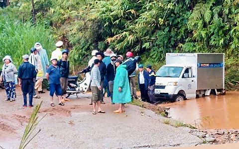 Tìm thấy thi thể tài xế bị nước cuốn trôi 20km sau khi chạy xe qua đập tràn ở Đà Lạt - Ảnh 1. Tìm thấy thi thể tài xế bị nước cuốn trôi 20km sau khi chạy xe qua đập tràn ở Đà Lạt - Ảnh 2.