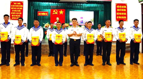 Sinh nhật đặc biệt ở Trường Sa - Ảnh 2. Sinh nhật đồng đội ở Trường Sa: Bất ngờ nhận được lời chúc mừng của người thân - Ảnh 3.