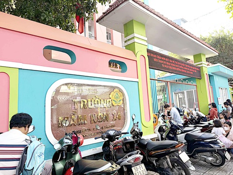 Trường mua thực phẩm với giá 'trên trời' - Ảnh 1. Trường mua thực phẩm với giá 'trên trời' - Ảnh 1.