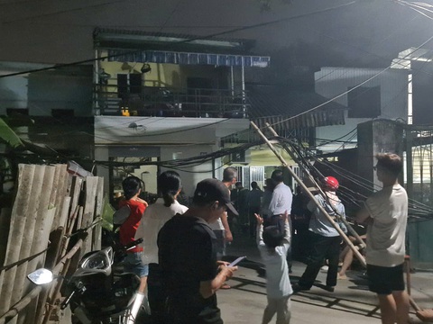 Xưởng nội thất cháy lan, nhiều hộ dân bị thiệt hại - Ảnh 4. Xưởng nội thất cháy lan, nhiều hộ dân bị thiệt hại - Ảnh 5.