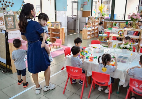 Trung Quốc: Tỉ lệ sinh giảm mạnh, nhiều trường mầm non phải chuyển sang chăm người già - Ảnh 1. Tỉ lệ sinh giảm mạnh, nhiều trường mầm non Trung Quốc phải chuyển sang chăm người già - Ảnh 1.