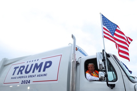 Ông Trump ngồi xe chở rác, mặc áo dọn rác vận động - Ảnh 1. Ông Trump ngồi xe chở rác sau chỉ trích 'rác rưởi' từ ông Biden - Ảnh 1.