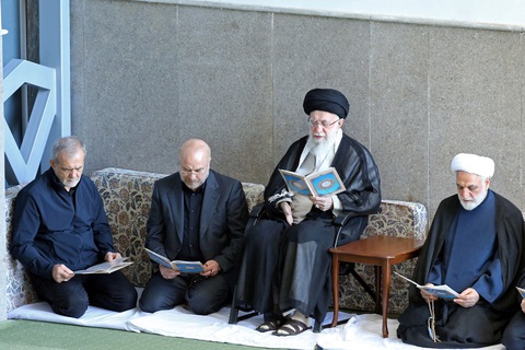 Đại giáo chủ Khamenei tuyên bố Iran và đồng minh 'không lùi bước' trước Israel - Ảnh 1. Đại giáo chủ Khamenei tuyên bố Iran và đồng minh 'không lùi bước' trước Israel - Ảnh 1.