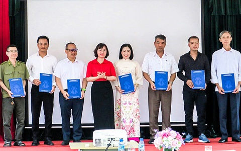 Hải Phòng: Nhiều cặp vợ chồng sinh hai con gái được hỗ trợ 5 triệu đồng - Ảnh 1. Hải Phòng: Nhiều cặp vợ chồng sinh hai con gái được hỗ trợ 5 triệu đồng - Ảnh 2.
