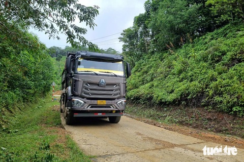 Nhà thầu dự án làm hỏng đường, dân bị xe tải lớn ép ra lề đường - Ảnh 2.