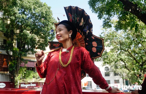 Xúng xính cổ phục Việt ngắm thu Hà Nội từ xe buýt hai tầng - Ảnh 2. Xúng xính cổ phục Việt ngắm thu Hà Nội từ xe buýt hai tầng - Ảnh 2.