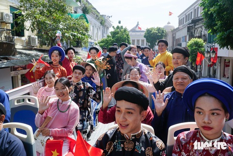 Xúng xính cổ phục Việt ngắm thu Hà Nội từ xe buýt hai tầng - Ảnh 3. Xúng xính cổ phục Việt ngắm thu Hà Nội từ xe buýt hai tầng - Ảnh 3.