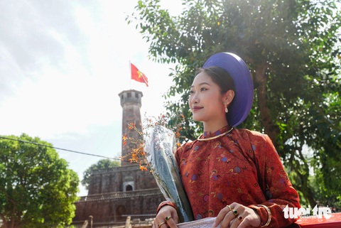 Xúng xính cổ phục Việt ngắm thu Hà Nội từ xe buýt hai tầng - Ảnh 5. Xúng xính cổ phục Việt ngắm thu Hà Nội từ xe buýt hai tầng - Ảnh 5.