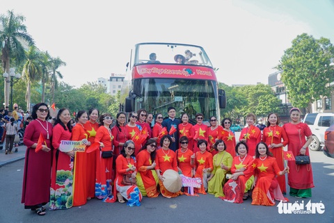 Xúng xính cổ phục Việt ngắm thu Hà Nội từ xe buýt hai tầng - Ảnh 7. Xúng xính cổ phục Việt ngắm thu Hà Nội từ xe buýt hai tầng - Ảnh 7.