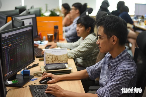 Thuê 'cá mập' đầu tư, người không rành chứng khoán vẫn lãi đậm - Ảnh 1.