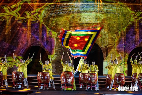 Lễ hội áo dài du lịch Hà Nội sống lại những năm tháng hào hùng - Ảnh 2. Lễ hội áo dài du lịch Hà Nội gợi nhớ những năm tháng hào hùng - Ảnh 2.