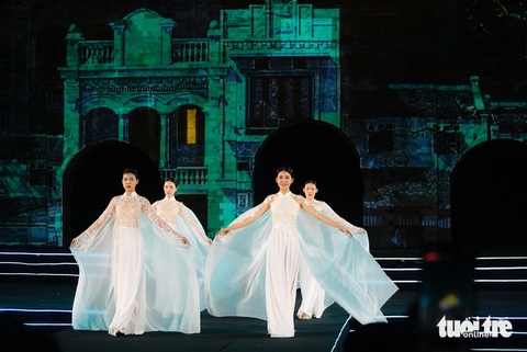 Lễ hội áo dài du lịch Hà Nội sống lại những năm tháng hào hùng - Ảnh 4. Lễ hội áo dài du lịch Hà Nội sống lại những năm tháng hào hùng - Ảnh 4.