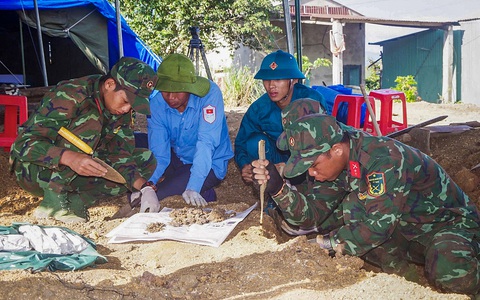 Phát hiện hố chôn tập thể nghi mộ liệt sĩ cạnh quốc lộ 19 - Ảnh 3. Phát hiện hố chôn tập thể nghi mộ liệt sĩ cạnh quốc lộ 19 - Ảnh 3.
