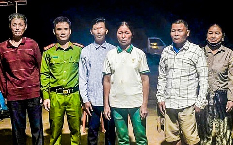 Người phụ nữ đi lạc gần 300km từ Nghệ An vào Quảng Bình, được công an giúp tìm người thân - Ảnh 1. Người phụ nữ đi lạc gần 300km từ Nghệ An vào Quảng Bình, được công an giúp tìm người thân - Ảnh 2.