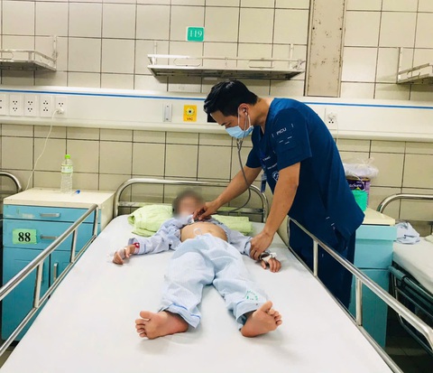 Trẻ nhập viện nguy kịch vì gia đình cho uống 11 loại thuốc chữa ho - Ảnh 2. Trẻ nhập viện nguy kịch vì gia đình cho uống 11 loại thuốc chữa ho - Ảnh 2.