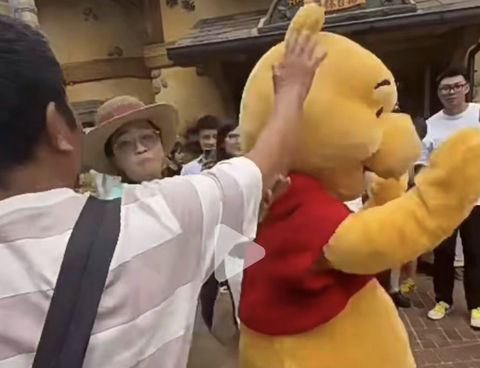 Du khách gây tranh cãi khi 'uýnh'... gấu Pooh - Ảnh 2.