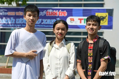 Tiếp sức đến trường cho 80 tân sinh viên Bắc Trung Bộ - Ảnh 1. Tiếp sức đến trường 4 tỉnh Bắc Trung Bộ: Bố đi 200km gặp con trên sân khấu nhận học bổng - Ảnh 1.