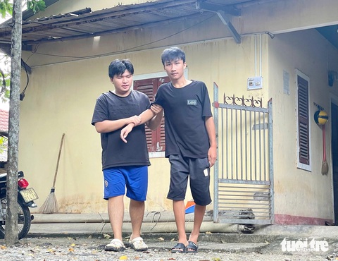 Nghị lực của hai tân SV ĐH Huế còn mạnh hơn số phận không may - Ảnh 1.