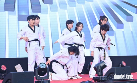 Ricky Star, Jang Song Ho 'bùng cháy', KTGRZ ONE nhảy See tình tại Vietnam Phở Festival 2024 - Ảnh 3. Ricky Star, Jang Song Ho 'bùng cháy', KTGRZ ONE nhảy See tình tại Vietnam Phở Festival 2024 - Ảnh 4.
