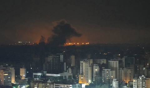 Hàng loạt vụ nổ ở thủ đô Lebanon, nhóm Hezbollah đang đụng độ với Israel - Ảnh 2.
