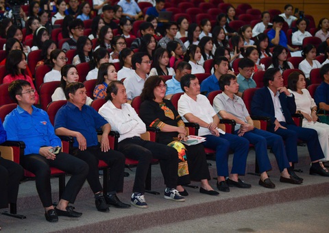 Tiếp sức đến trường tân sinh viên Bắc Trung Bộ tại TP. Thanh Hóa: Cha mẹ đi 'coi' con nhận học bổng - Ảnh 2. Tiếp sức đến trường 4 tỉnh Bắc Trung Bộ: Bố đi 200km gặp con trên sân khấu nhận học bổng - Ảnh 2.