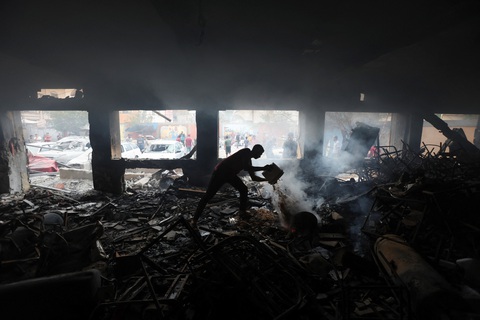 Israel không kích thánh đường Hồi giáo và trường học ở Gaza, ít nhất 24 người chết - Ảnh 1.