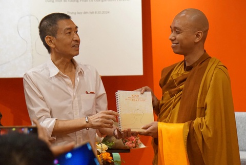 ‘Mỗi chúng ta đều có lớp lớp những trang kinh của riêng mình’ - Ảnh 2. ‘Mỗi chúng ta đều có lớp lớp những trang kinh của riêng mình’ - Ảnh 2.