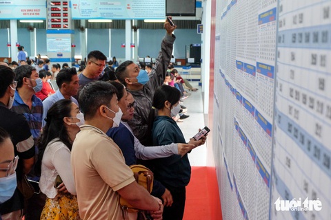 Người dân đến ga Sài Gòn từ 3h sáng đợi mua vé tàu Tết 2025 - Ảnh 1.