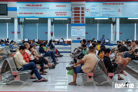 Người dân đến ga Sài Gòn từ 3h sáng đợi mua vé tàu Tết - Ảnh 9.