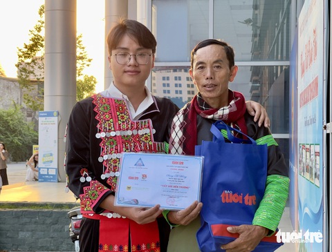 Những giọt nước mắt của tình thương và cảm phục - Ảnh 2. Những giọt nước mắt của tình thương và cảm phục - Ảnh 2.