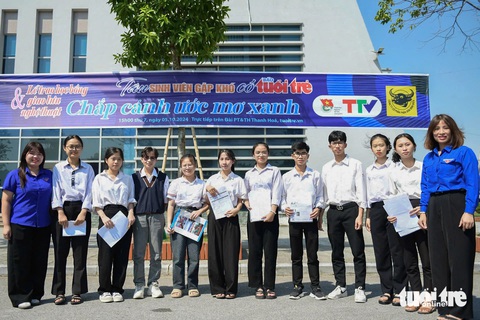 Tiếp sức đến trường tân sinh viên Bắc Trung Bộ tại TP. Thanh Hóa: Sắp nhận học bổng, hạnh phúc lắm! - Ảnh 5. Tiếp sức đến trường 4 tỉnh Bắc Trung Bộ: Bố đi 200km gặp con trên sân khấu nhận học bổng - Ảnh 11.