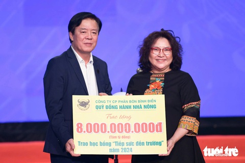 Tiếp sức đến trường tân sinh viên Bắc Trung Bộ tại TP. Thanh Hóa: Cha mẹ đi 'coi' con nhận học bổng - Ảnh 11. Tiếp sức đến trường 4 tỉnh Bắc Trung Bộ: Bố đi 200km gặp con trên sân khấu nhận học bổng - Ảnh 15.