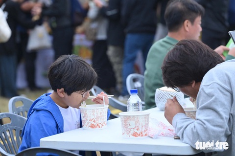 Khách đến Vietnam Phở Festival tại Seoul tăng vọt, các gian hàng gấp rút bổ sung nguyên liệu - Ảnh 6.
