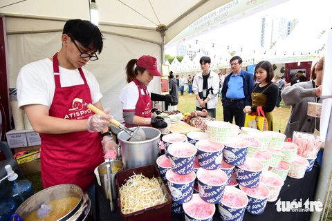 Khách đến Vietnam Phở Festival tại Seoul tăng vọt, các gian hàng gấp rút bổ sung nguyên liệu - Ảnh 8.