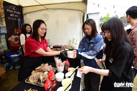 Khách đến Vietnam Phở Festival tại Seoul tăng vọt, các gian hàng gấp rút bổ sung nguyên liệu - Ảnh 11.