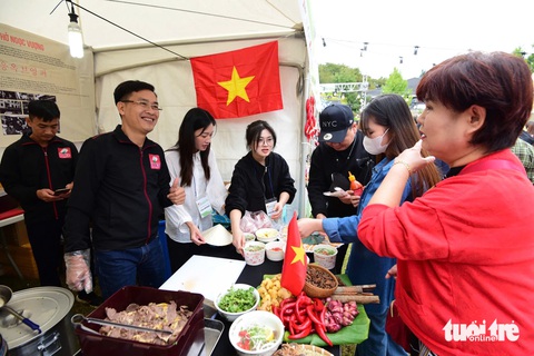 Khách đến Vietnam Phở Festival tại Seoul tăng vọt, các gian hàng gấp rút bổ sung nguyên liệu - Ảnh 12.