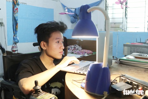 Tân sinh viên liệt nửa người nhường laptop 'tiếp sức' cho bạn khác - Ảnh 4.
