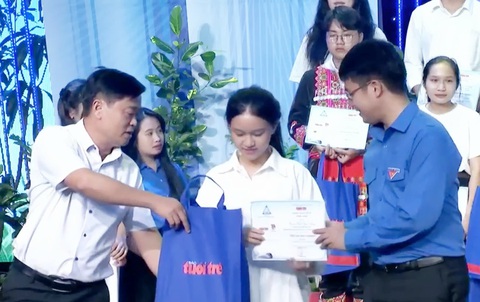 Những giọt nước mắt của tình thương và cảm phục - Ảnh 6. Những giọt nước mắt của tình thương và cảm phục - Ảnh 5.