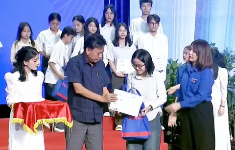 Những giọt nước mắt của tình thương và cảm phục - Ảnh 7. Những giọt nước mắt của tình thương và cảm phục - Ảnh 6.