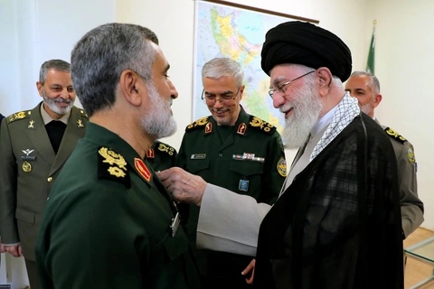 Đại giáo chủ Iran trao huân chương cho tư lệnh không quân tấn công Israel - Ảnh 1. Đại giáo chủ Iran trao huân chương cho tư lệnh không quân tấn công Israel - Ảnh 1.