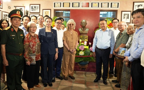 Chủ tịch Trần Sỹ Thanh dâng hương tưởng niệm Chủ tịch đầu tiên của Hà Nội Trần Duy Hưng - Ảnh 2.