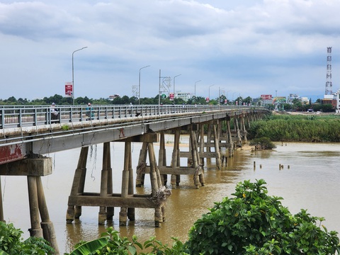 Dừng qua lại cầu Trà Khúc 1 khi lũ đạt mức báo động ba - Ảnh 1.
