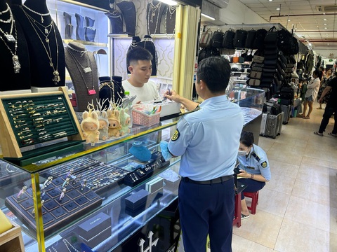 Quản lý thị trường TP.HCM truy quét hàng giả quảng bá, rao bán trên TikTok, Facebook - Ảnh 2. Quản lý thị trường TP.HCM truy quét hàng giả rao bán trên TikTok, Facebook - Ảnh 2.