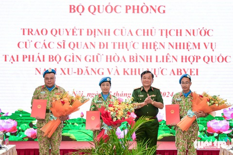 Trao quyết định của Chủ tịch nước cho 3 sĩ quan đi làm nhiệm vụ gìn giữ hòa bình - Ảnh 1. Trao quyết định của Chủ tịch nước cho 3 sĩ quan đi làm nhiệm vụ gìn giữ hòa bình - Ảnh 2.