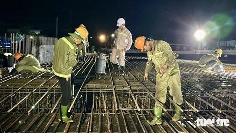 Cận cảnh công trường cao tốc Cao Lãnh - An Hữu 'vượt nắng thắng mưa' - Ảnh 4.