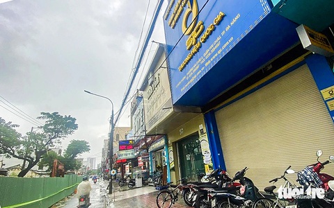 Cửa hàng vàng SJC miền Trung đóng cửa không hẹn ngày mở, khách hàng bức xúc vì không thể giao dịch - Ảnh 1. Cửa hàng vàng SJC miền Trung đóng cửa không hẹn ngày mở, khách hàng bức xúc vì không thể giao dịch - Ảnh 2.