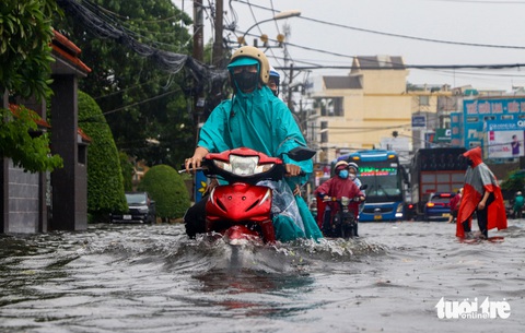 Những đường ở TP.HCM không có trong danh sách ngập nhưng vẫn ngập - Ảnh 1.