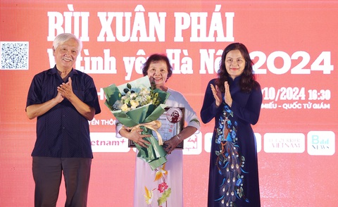 GS Hoàng Đạo Kính nhận nhận Giải thưởng Bùi Xuân Phái - Vì tình yêu Hà Nội - Ảnh 4. Ông Hoàng Đạo Kính nhận Giải thưởng Bùi Xuân Phái - Vì tình yêu Hà Nội - Ảnh 2.